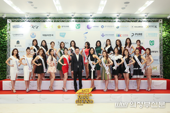 '2018 미스그랜드코리아 ' 대회 본선에 오른 후보자들이 ' 미스그랜드인터내셔널' 나왓(NAWAT-가운데)회장과 함께 포토월에서 기념촬영을 하고 있다. 사진=원엘투에치컴퍼니 제공