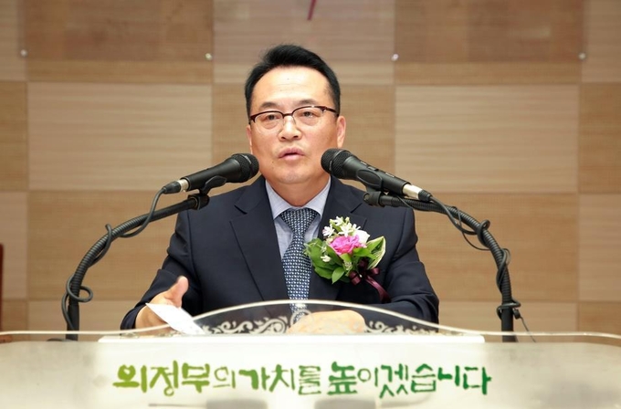 7월 1일 의정부시 제32대 부시장으로 취임한 홍귀선 부시장이 취임사를 하고 있다.(사진설명)