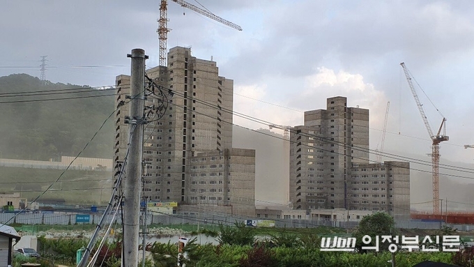 고산택지지구 공사현장에서 발생한 미세먼지가 하늘을 뒤덮고 있다.(사진설명)