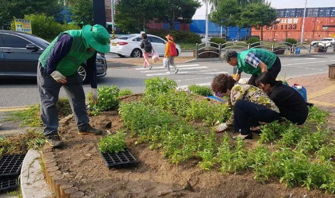 의정부시 장암동주민센터는 새마을지도자회, 바르게살기위원회, 동 직원 등 30여 명과 함께 장암역 주변에 대한 환경정비를 대대적으로 실시했다. (사진설명)
