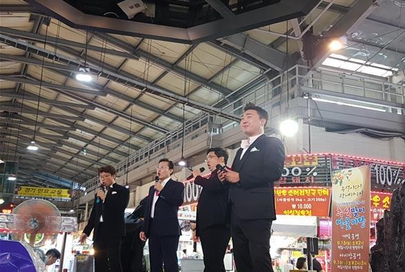 지난해 처음으로 개최된 '추석맞이 어울마당' 축하 공연 모습(사진설명)