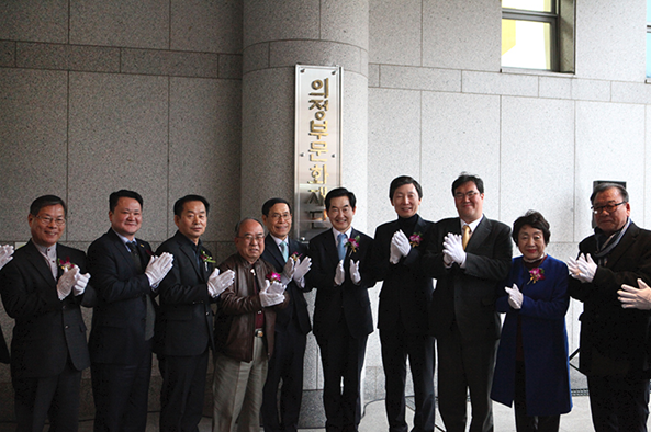 손경식 의정부문화재단 대표이사와 안병용 의정부시장(왼쪽으로부터 다섯번째, 여섯번째)이 출범식 참석자들과 기념촬영을 하고 있다.(사진설명)