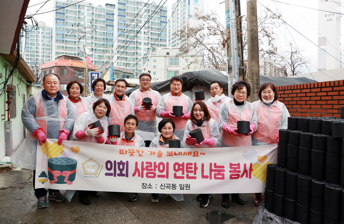 지난 17일 의정부시의회 김정겸, 정선희, 구구회, 조금석, 김현주, 최정희, 이계옥(좌로부터 앞줄), 박순자, 김영숙, 오범구, 임호석, 안지찬, 김연균 의원(좌로부터 뒷줄)은 신곡동 소재 소외가정에 연탄을 전달했다.(사진설명)