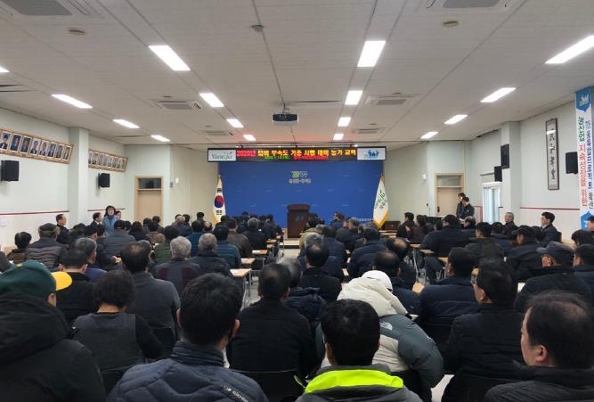 양주시는 관내 축산농가 종사자들을 대상으로 오는 3월 25일부터 시행되는 퇴비 부숙도 검사 의무화에 대비하기 위한 교육을 실시했다.(사지설명)
