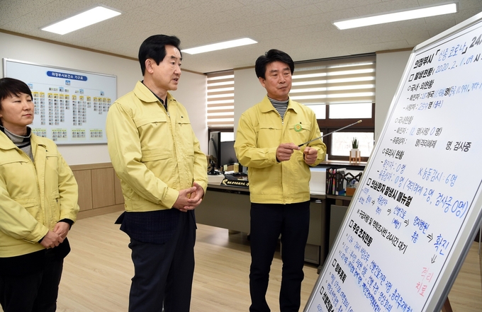 안병용 의정부시장(가운데)이 이종원 보건소장(오른쪽)으로 부터 신종 코로나바이러스 방역대책에 대한 보고를 받고 있다. (사진설명)
