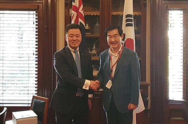 지난 1월 29일 호주 멜버른시청을 방문한 안병용 의정부시장(오른쪽)이 Philip Le Liu국제협력위원장(왼쪽)과 기념촬영을 하고 있다.(사진설명)