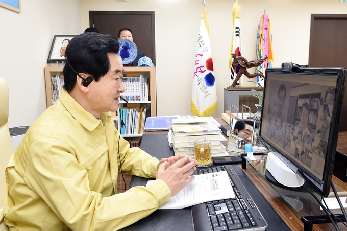 안병용 의정부시장이 영상으로 확대간부회의를 진행하고 있다.(사진설명)