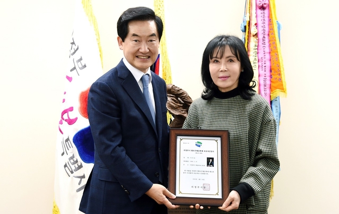 안병용 의정부시장이 '경기 수건춤'을 의정부 향토무형문화재 제22호로 지정하고 이미숙 전승자에게 보유자 인정서를 수여했다.(사진설명)