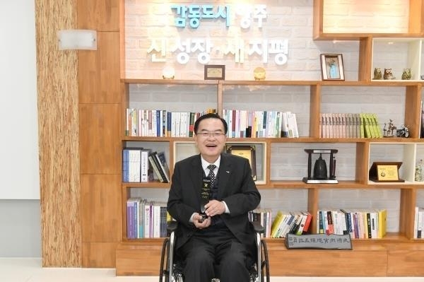 휠체어에 앉아 있는 이성호 양주시장