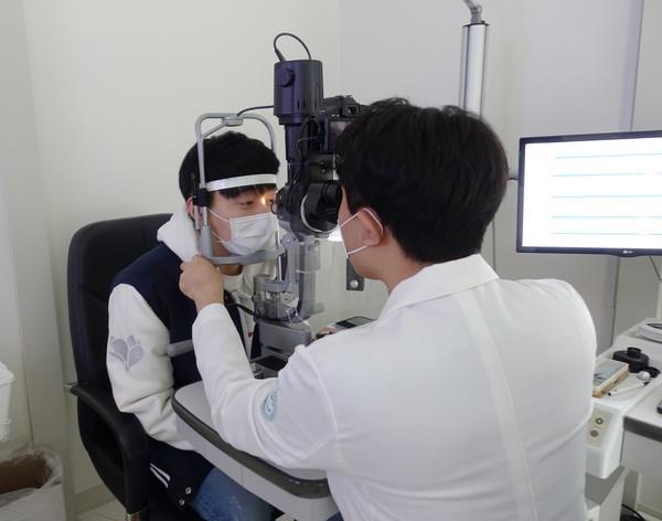 의정부 서울신세계안과 박종훈 원장이 '스마일 라식' 수술을 집도 하고 있다.(사진설명)