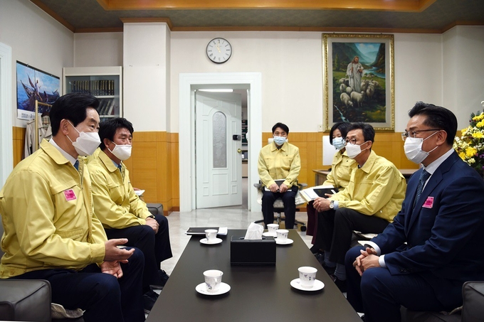안병용 시장은 지난 3월 18일 박정호 의정부기독교연합회장을 만나 관내 교회의 집회 자제와 예배방식 전환 촉구 및 예방준수사항 이행 점검에 적극 협조해 줄 것을 당부했다.(사진설명)