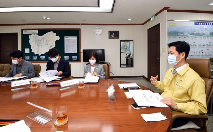 황범순 의정부시 부시장(오른쪽)이 5월 1일 '2021년도 국비 확보 대책회의'를 주재하고 있다.(사진설명)