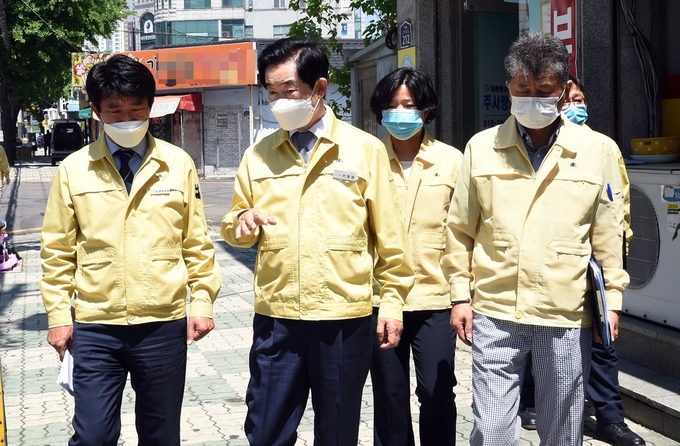 안병용 의정부시장(왼쪽에서 두번째)이 이종원 의정부시보건소장(맨 왼쪽) 등 보건소 관계자들과 주사랑교회 '코로나19' 확진자의 동선을 체크하고 있다.(사진설명)