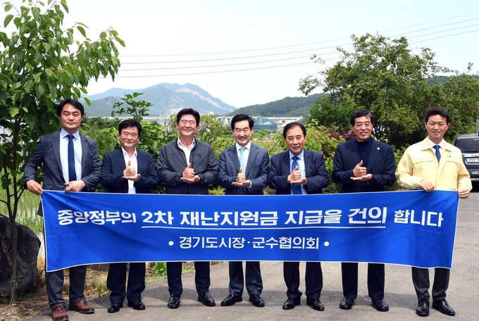 좌로부터 김상호 하남시장, 최용덕 동두천시장, 김광철 연천군수, 안병용 의정부시장(협의회장), 윤화섭 안산시장, 김종천 과천시장(사진설명)
