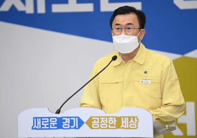 박태환 경기도 교통국장이 15일 온라인 기자회견을 통해 '경기도 공공버스 확대 계획'을 발표하고 있다.(사진설명)<br>
