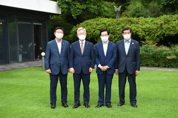 좌로부터 김광철 연천군수(부회장), 이재명 경기도지사, 안병용 의정부시장(협의회장), 윤화섭 안산시장(부회장)
