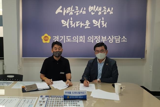 권재형 도의원(오른쪽)이 14일 경기도 관계 공무원과 만나 의정부시 주요 지원사업에 대해 논의했다..(사진설명)