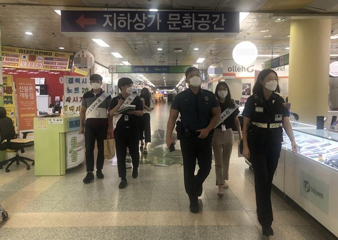 의정부시 공무원들이 경찰관들과 합동으로 의정부역 지하상가에서 마스크 미착용자에 대한 합동점검을 실시하고 있다.(사진설명)