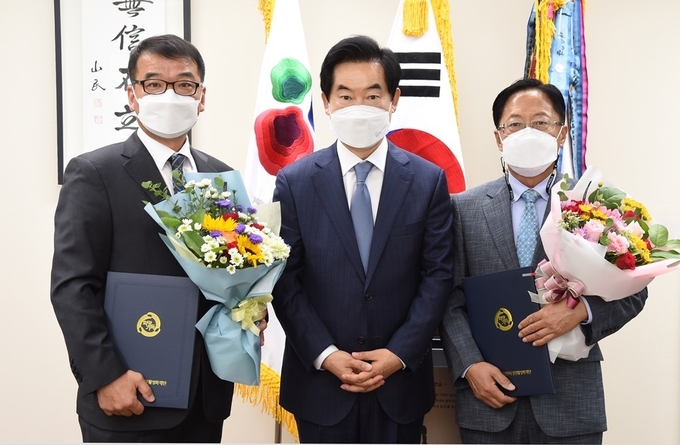 좌로부터 상권활성화재단 이광수 본부장, 안병용 의정부시장, 김광회 대표이사가 임명장 수여 후 기념촬영을 하고 있다.(사진설명)