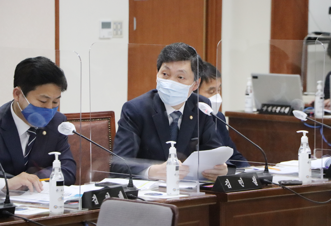더불어민주당 김민철 국회의원(의정부시을)이 19일 경기도에대한 국정감사를 펼치고 있다.(사진설명)
