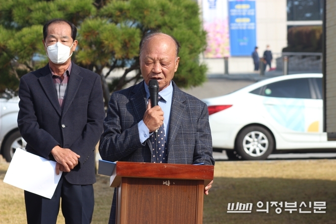 경기도의정회 양주지회 한형석 대표가 이성호 시장의 사퇴 촉구 성명서를 낭독하고 있다.(사진설명)