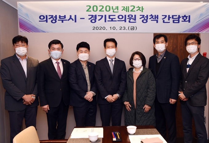 왼쪽으로부터 의정부시청 최경섭 기획예산팀장, 권재형.김원기 도의원, 황순범 의정부시 부시장, 최경자.이영봉 도의원