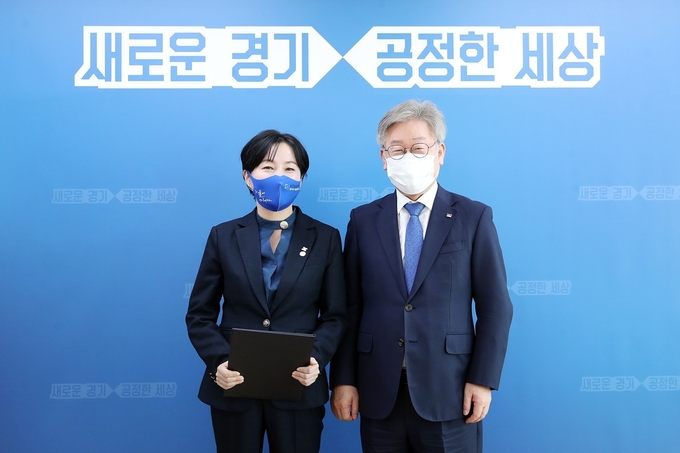 제윤경 경기도일자리재단의 제3대 대표이사(왼쪽)가 10일 이재명 경기도지사(오른쪽)로부터 임명장을 수여받은 후 기념촬영하고 있다.(사진설명)