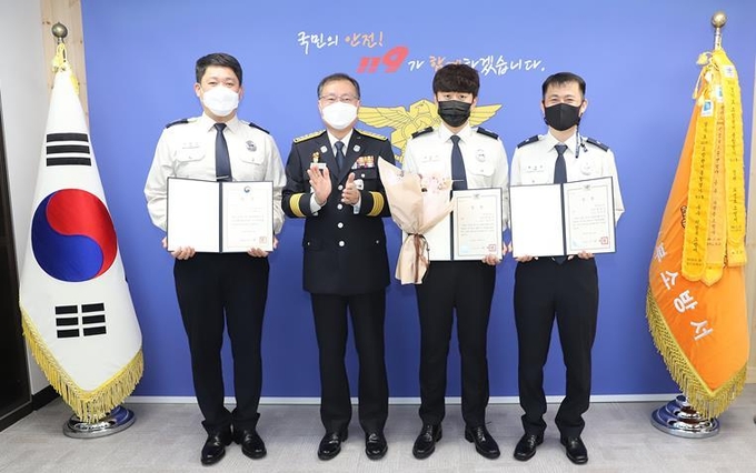좌측부터 의정부소방서 김현일 소방교, 이선영 서장, 최경운 소방위, 나은수 소방사. 사진제공=의정부소방서