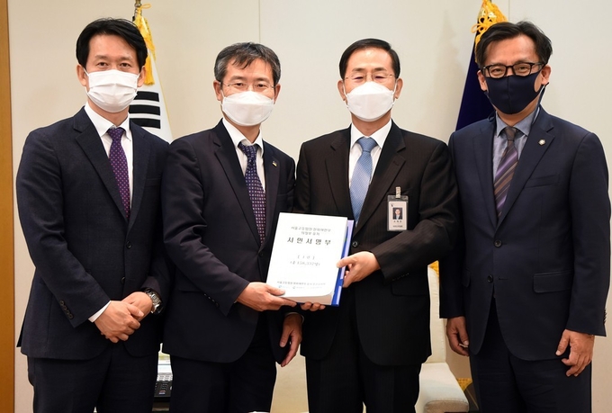 좌로부터 황범순 의정부시 부시장, 이용철 경기도 행정2부지사, 조재연 법원행정처장, 이임성 경기북부지방변호사회 회장