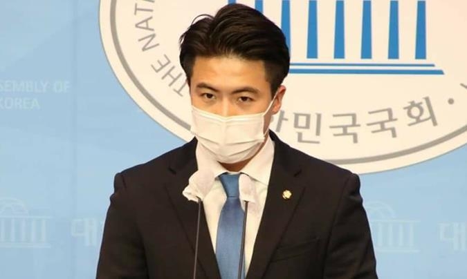 더불어민주당 오영환 국회의원(의정부을)이 지난 9일 국회 정론관에서 '공무원 재해보상법 일부개정안'의 공동발의 취지를 설명하고 있다.(사진설명)