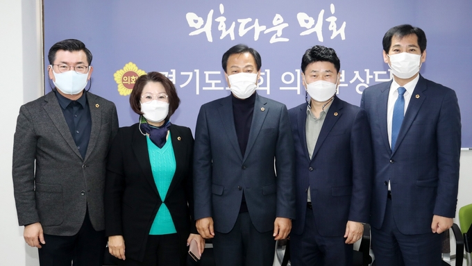 좌로부터 경기도의회 권재형, 최경자 도의원, 장현국 의장, 김원기, 이영봉 도의원
