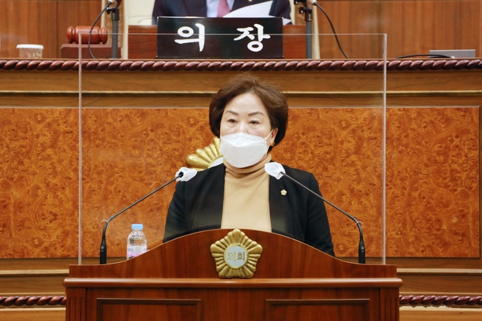 의정부시의회 박순자 의원(국민의힘)이 1일 본회의장에서 '캠프 카일' 도시개발사업자를 공모로 선정할 것을 촉구하고 있다.(사진설명)