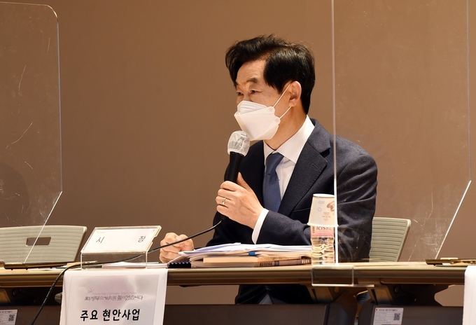 안병용 시장이 최근 언론에 보도된 녹양동 입석마을 '선돌'과 관련해 입장을 밝히고 있다.(사진설명)