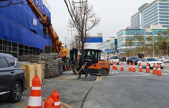 공사자재를 인도 위에 쌓고 있는 모습