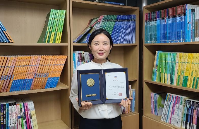 신한대학교 국제교류처 김혜경 직원이 '2020년 하반기 한미협력' 공로 개인 부분 표창을 수상했다.(사진설명)