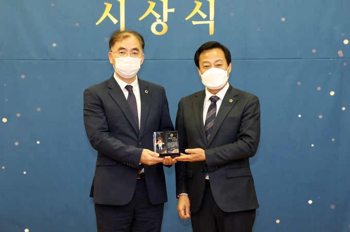 경기도의회 경제노동위원회 이원웅 의원(왼쪽)이 장현국 의장(오른쪽)으로 부터 2020년 행정사무감사 우수의원 상을 수상했다.(사진설명)