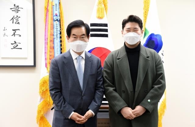 세계적 오보이스트 윤성영(오른쪽)이 안병용 의정부시장(왼쪽)과 기념촬영하고 있다.(사진설명)