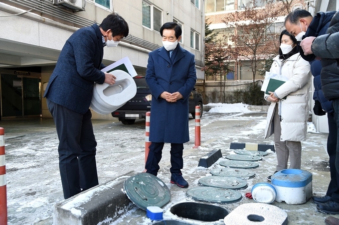 안병용 의정부시장(가운데)이 한 공동주택을 방문해 수도계량기 관리상태를 점검하고 있다.(사진설명)