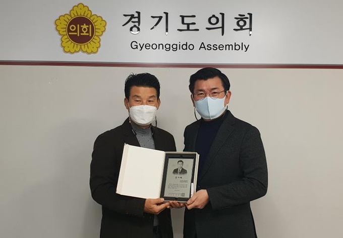 경기도의회 권재형 의원(오른쪽)이 14일 경기도전세버스운송사업조합으로부터 감사패를 받고 기념촬영하고 있다.(사진설명)