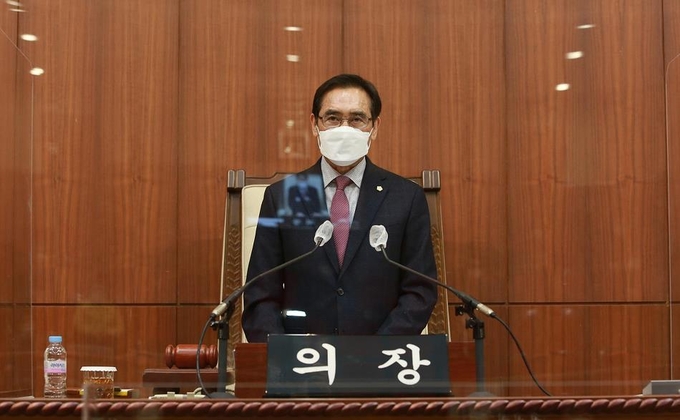 의정부시의회 오범구 의장이 2021년 첫 회기인 제303회 임시회 개회를 선언하고 있다.(사진설명)
