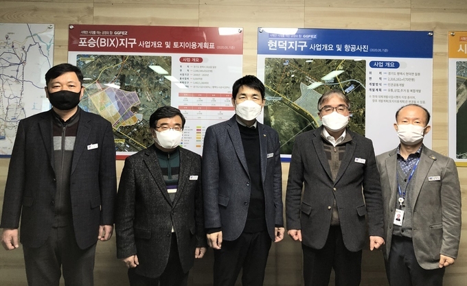 제7대 경기경제자유구역청장으로 취임한 이진수 신임청장(가운데)
