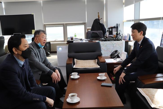 김민철 국회의원(오른쪽)이 2월 16일 세종시에 위치한 대광위를 방문해 황성규 대광위본부장과 최기주 대광위원장을 만나 ‘8호선 별내선 의정부 연장 사업’ 등이 4차 국가철도망구축계획에 반드시 반영될 수 있도록 해달라고 건의했다.(사진설명)