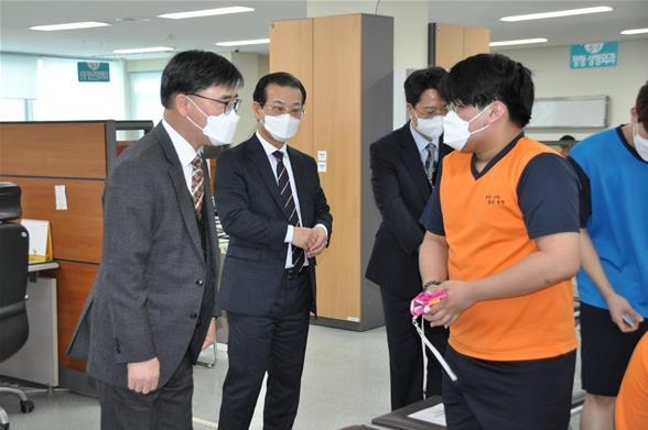조복연 병무청 차장(왼쪽)이 경기북부병무지청 병역판정검사장을 방문해 병역의무자의 의견을 청취했다.(사진설명)