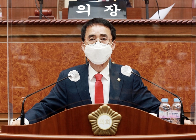 의정부시의회 구구회 의원이 제340회 임시회 본회의에서 '반환공여지 개발사업'과 관련한 5분 자유발언을 하고 있다.(사진설명)