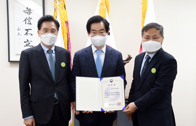 좌로부터 고진택 자치행정국장, 안병용 의정부시장, 김진혁 민원여권과장이 '2020년 민원서비스 종합평가'에서 행정안전부장관상 표창 수상후 기념촬영하고 있다,(사진설명)