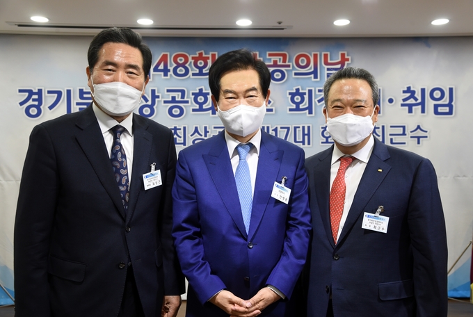 안병용 의정부시장(가운데)이 16대 최상곤 회장(왼쪽), 17대 최근수 회장(오른쪽)과 기념촬영하고 있다.(사진설명)