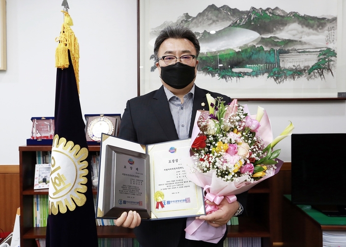 임호석 의원이 지방자치의정부문대상을 수상후 기념촬영하고 있다.(사진설명)