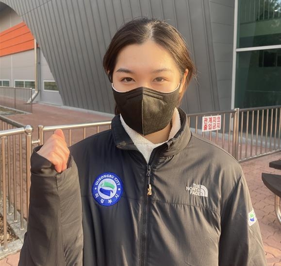 의정부시청 빙상팀 김지유 선수가 제36회 회장배 전국남녀 쇼트트랙스피드스케이팅 여자일반부 500m에서 1위를 차지하며 쇼트트랙팀 창단 이래 첫 금메달을 획득했다.(사진설명)