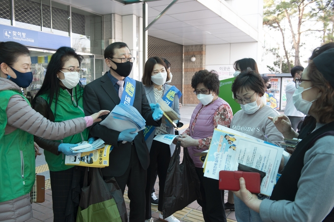 양주시 조학수 부시장 및 관계 공무원 등은 지난 7일 '배달특급'의 홍보와 조기정착 및 물가안정, 양주사랑카드 이용 장려를 위한 거리 캠페인을 펼쳤다.(사진설명)