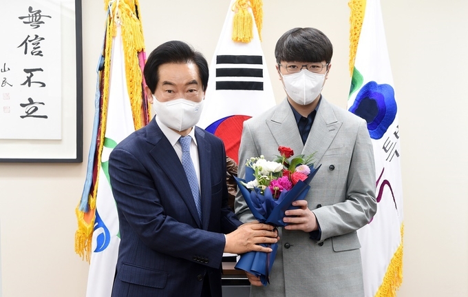 안병용 의정부시장은 17일 바둑프로기사로 입단한 박신영 1단을 만나 축하했다.(사진설명)